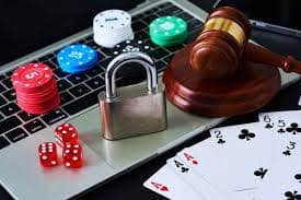 Pengguna santai menikmati panen123 melalui perangkat smartphone dengan akses lancar dan cepat